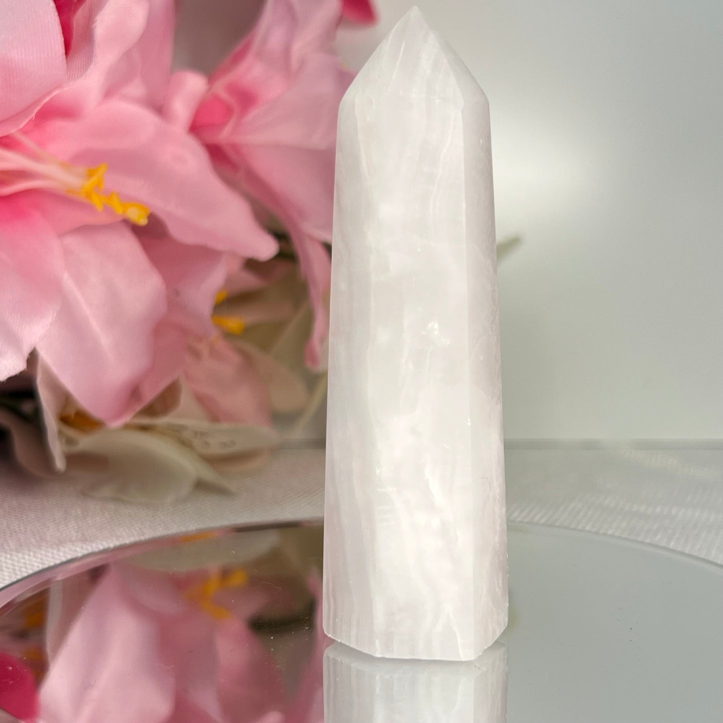 Mangano Calcite Point (UV Reactive)