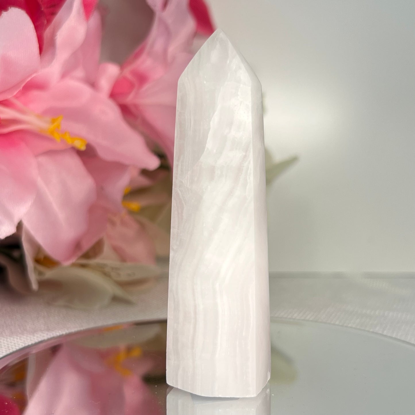 Mangano Calcite Point (UV Reactive)