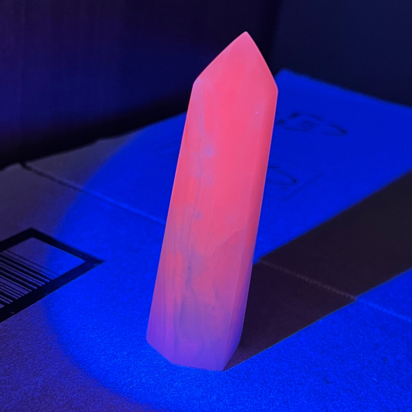 Mangano Calcite Point (UV Reactive)